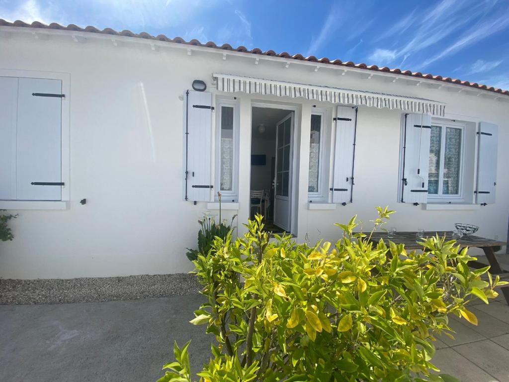 Charmant T2 avec Terrasse Privée, à 600m Plage et Commerces, La Tranche-sur-Mer - FR-1-22-278 - Studio