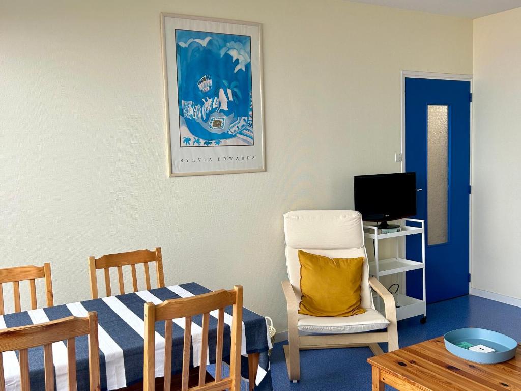 Televízia a/alebo spoločenská miestnosť v ubytovaní Appartement face mer avec garage, proche plage - FR-1-652-29