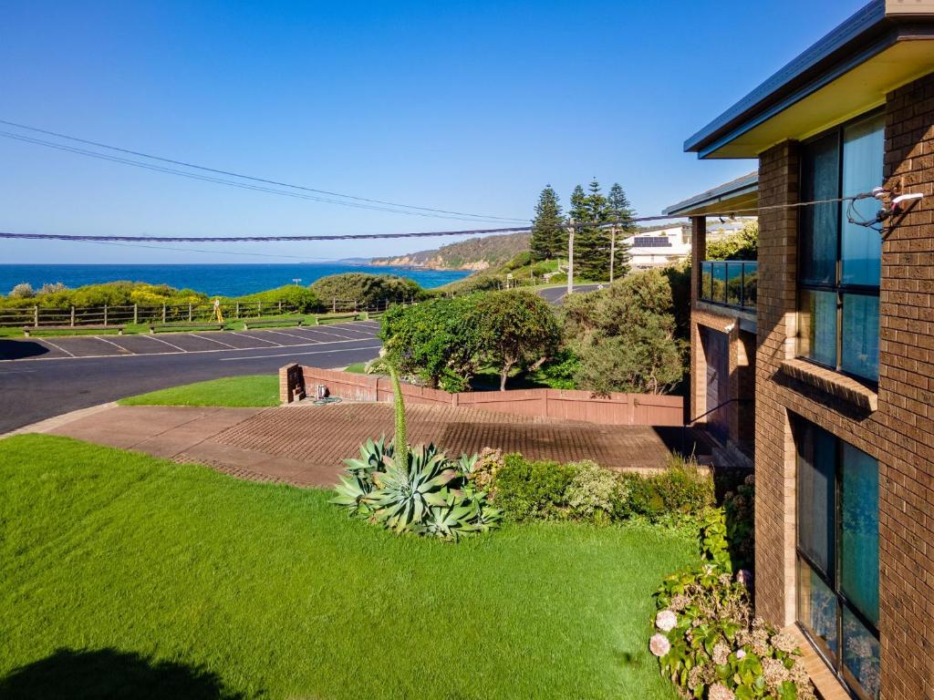 een huis met uitzicht op de oceaan en een straat bij 35 Scenic Drive in Bermagui