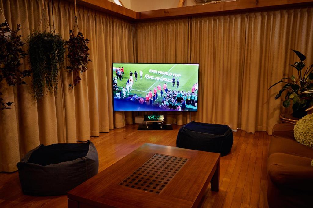 TV a/nebo společenská místnost v ubytování Malama Monstera 6名 BBQ ペット可 ビーチ ゴルフ 芝生の庭 観葉植物 リラックス