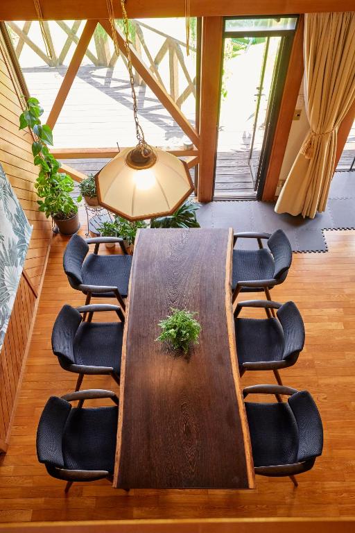 Posezení v ubytování Malama Monstera 6名 BBQ ペット可 ビーチ ゴルフ 芝生の庭 観葉植物 リラックス