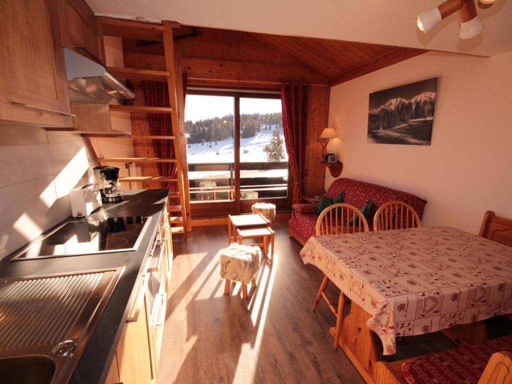 Il comprend une cuisine et un salon avec une table. dans l'établissement Studio cabine 6 pers avec garage aux Saisies - FR-1-293-88, aux Saisies