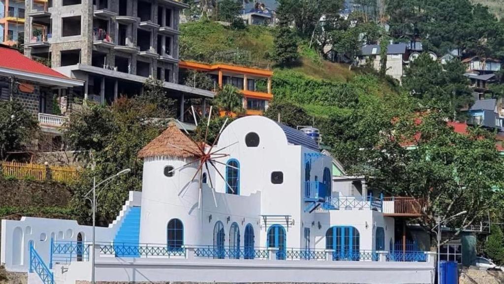 una casa blanca con detalles azules en una colina en Santorini Villa Tam Dao - Venuestay, en Vĩnh Phúc