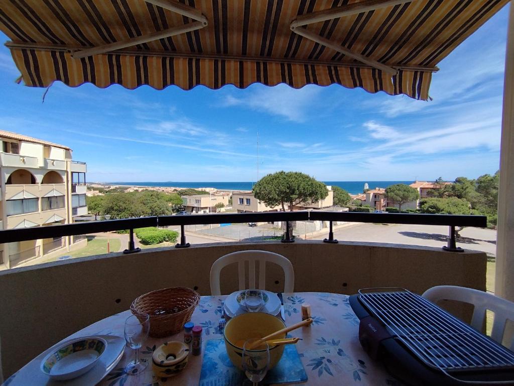 - une table sur un balcon avec vue sur l'océan dans l'établissement Appartement T2 Vue Mer - Parking - 4 Pers - Saint-Pierre-la-Mer - FR-1-795-3, à Fleury