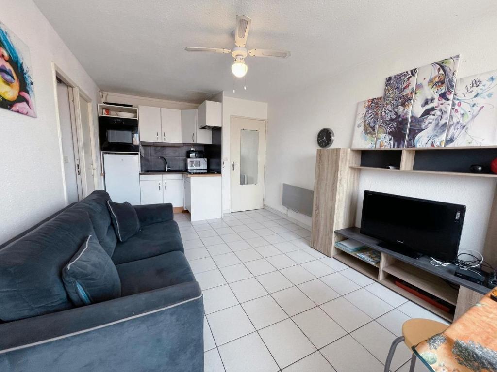 un salon avec un canapé et une télévision à écran plat dans l'établissement Coquet T2 Cabine à 50m de la Plage avec Parking Privé - 4 Pers - Tout Équipé - Proche Commerces - FR-1-795-21, à Fleury