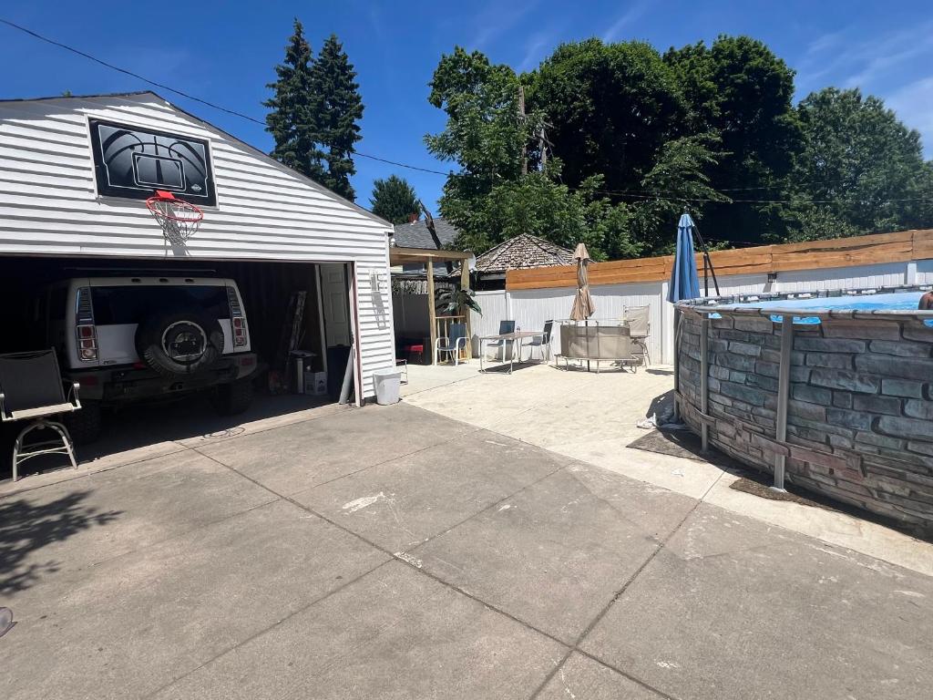 Budova, kde se kemp nachází