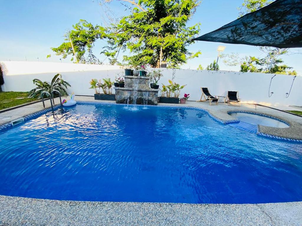 Bazén v ubytování Tempat Santai Private Resort & Event Venue nebo v jeho okolí