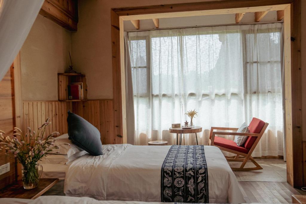 Postel nebo postele na pokoji v ubytování Yangshuo Shui Mo Ju courtyard