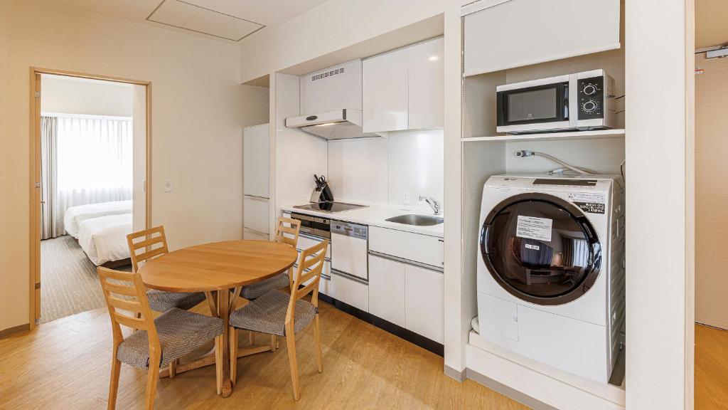 Kuchyň nebo kuchyňský kout v ubytování Fraser Residence Nankai Osaka