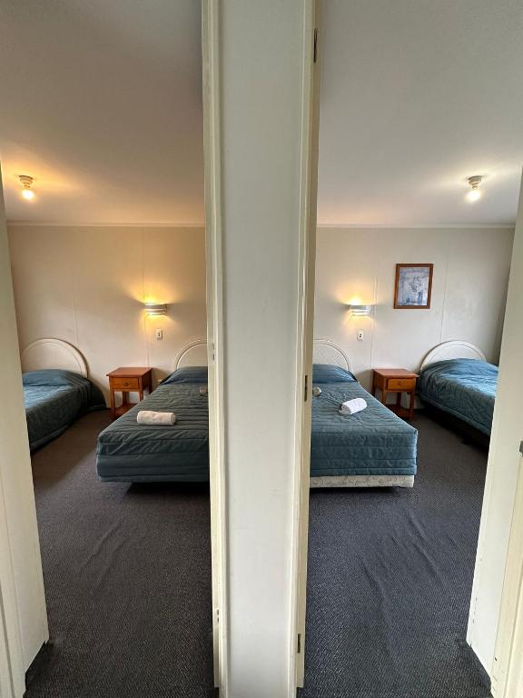 Postel nebo postele na pokoji v ubytování Airport Gold Star Motel