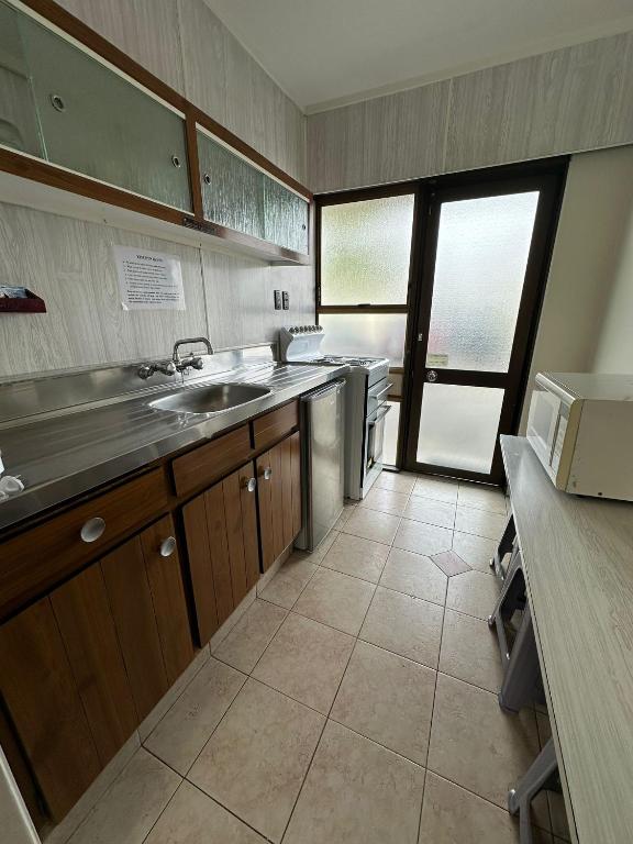 Kuchyň nebo kuchyňský kout v ubytování Airport Gold Star Motel