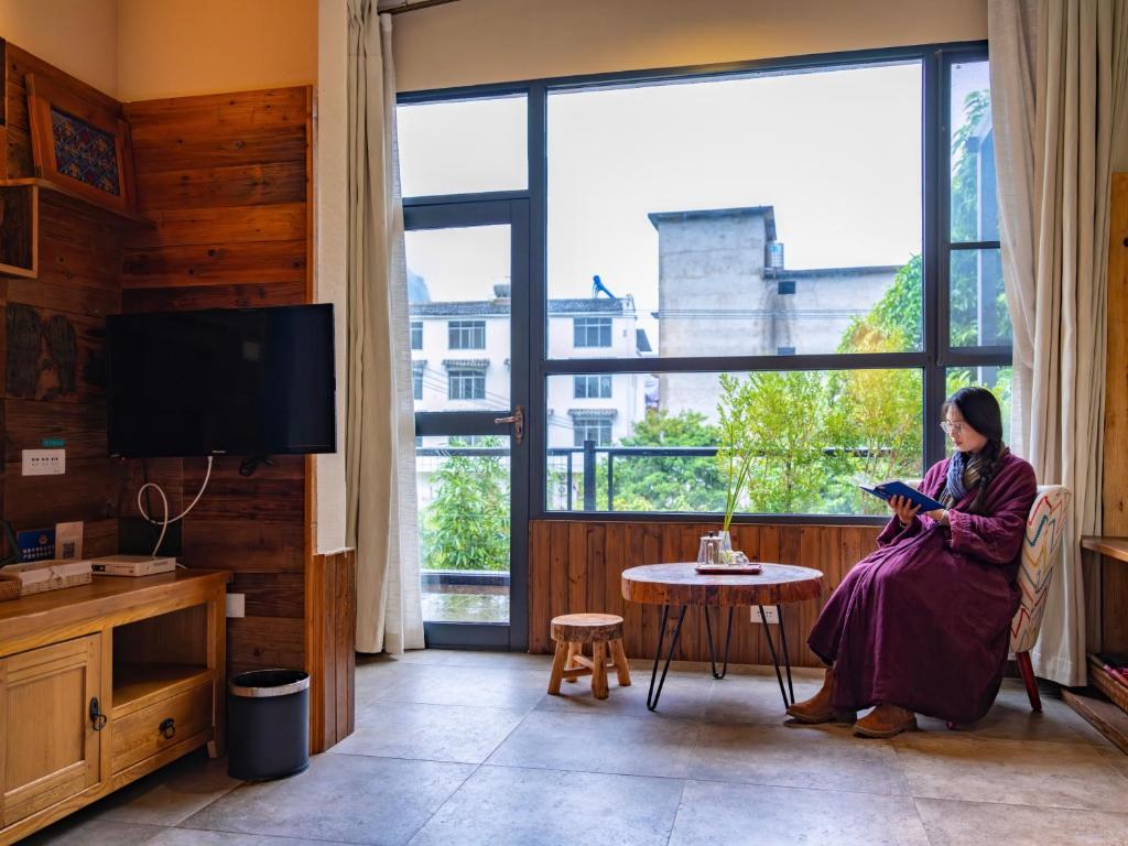 TV a/nebo společenská místnost v ubytování Yangshuo Shui Mo Ju courtyard