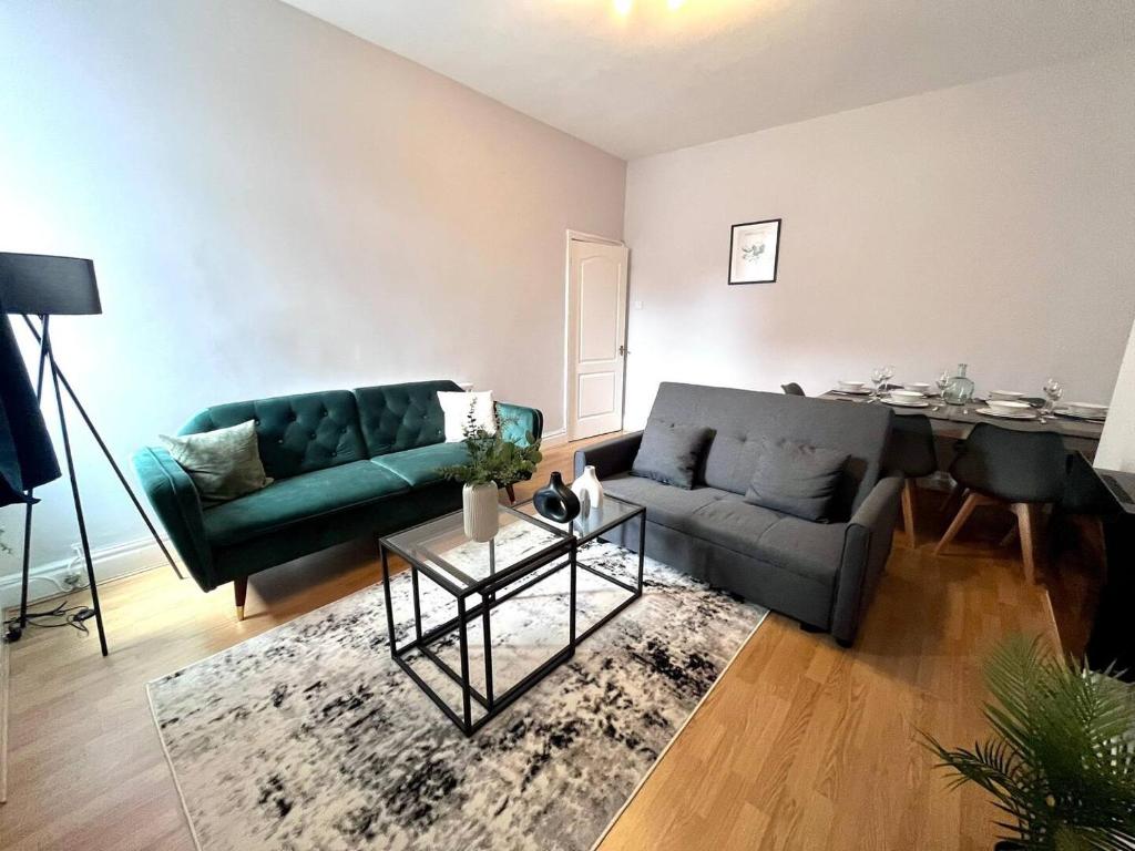 Χώρος καθιστικού στο Gorgeous 2 Bedroom Apartment