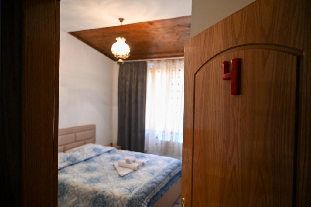 Postel nebo postele na pokoji v ubytování Joni Restaurant