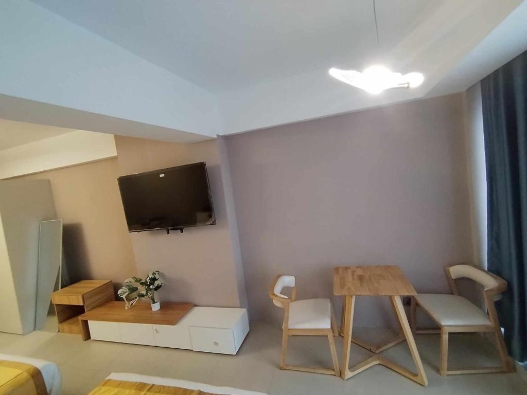 TV a/nebo společenská místnost v ubytování AeonTower Suites&Hotel by CMC