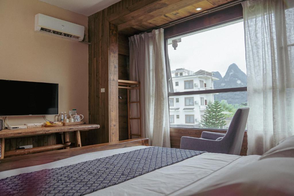 TV a/nebo společenská místnost v ubytování Yangshuo Shui Mo Ju courtyard
