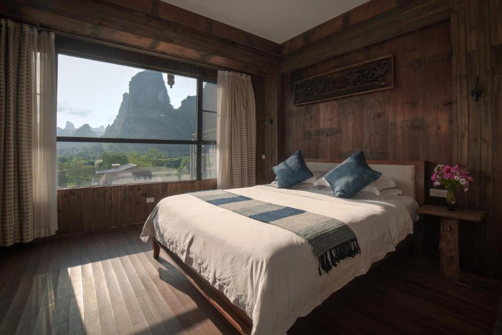 Postel nebo postele na pokoji v ubytování Yangshuo Shui Mo Ju courtyard