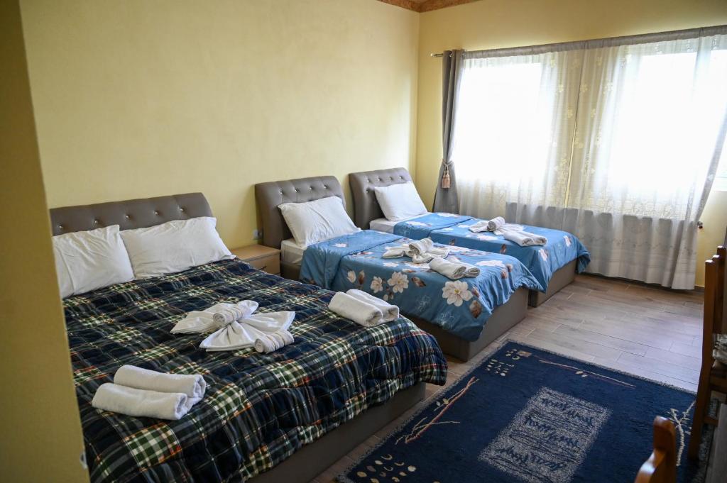Postel nebo postele na pokoji v ubytování Joni Restaurant