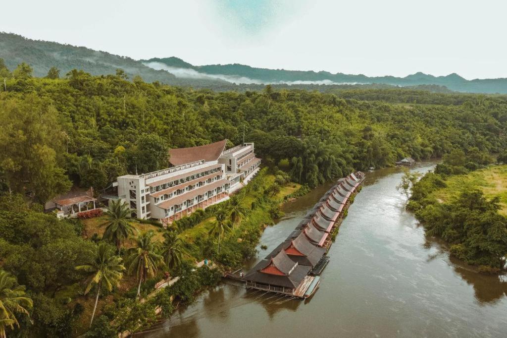 einem Luftblick auf ein Hotel und einen Fluss in der Unterkunft River Kwai Village Hotel in Ban Kaeng Raboet