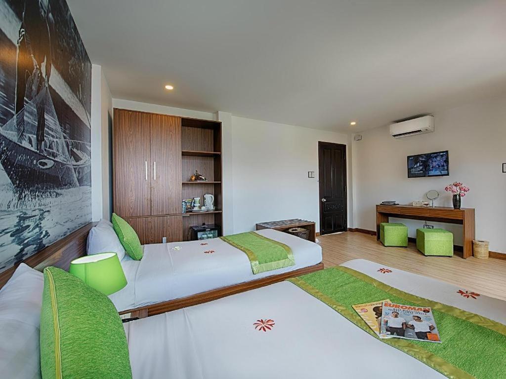 Giường trong phòng chung tại Vinh Hung 2 City Hotel