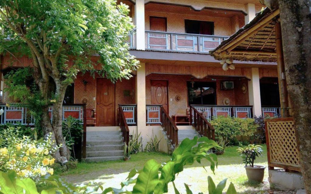 une maison avec des escaliers et une terrasse couverte avec un arbre dans l'établissement Boracay Actopia Resort, à Boracay