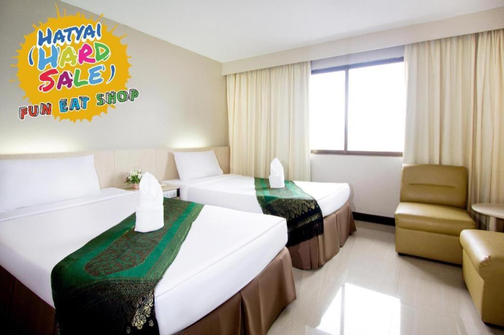 Giường trong phòng chung tại Hatyai Rama Hotel