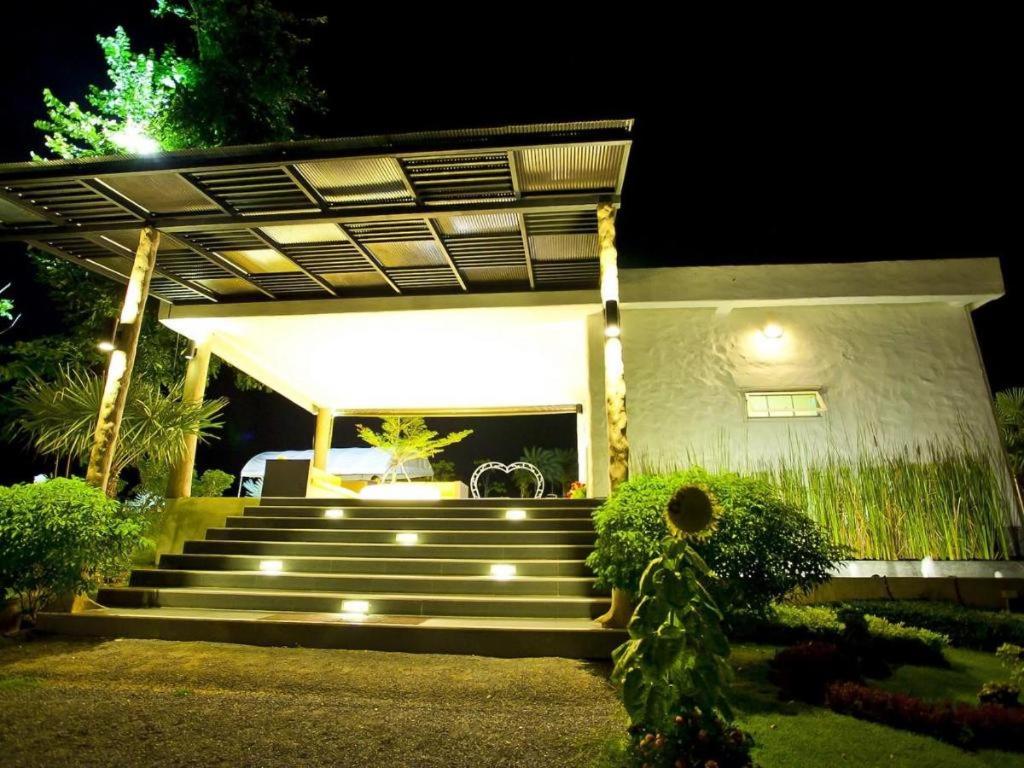ein Haus mit einer Treppe davor bei Nacht in der Unterkunft Chantara Valley Resort in Ban Sap Bon