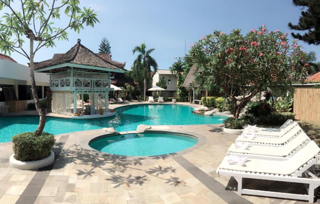 una piscina con cenador en un patio en Ananda Resort Seminyak, en Seminyak