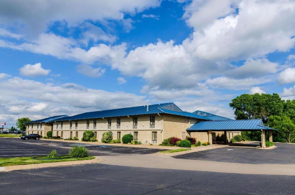 WinfieldにあるQuality Inn & Suitesの青屋根の大きな建物