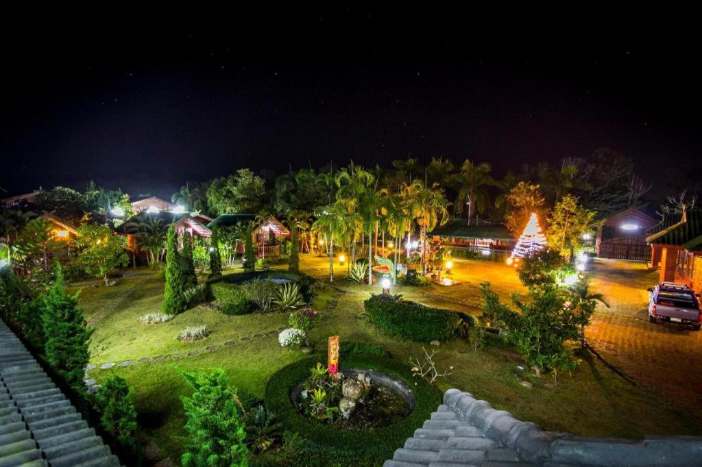 eine Luftaufnahme eines Hauses bei Nacht in der Unterkunft Chiangsan Goldenland Resort in Chiang Saen
