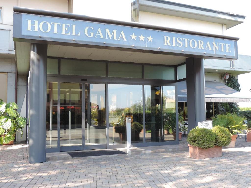 een gebouw met een bord waarop staat: hotel gama russianerate bij Hotel Gama in Melzo