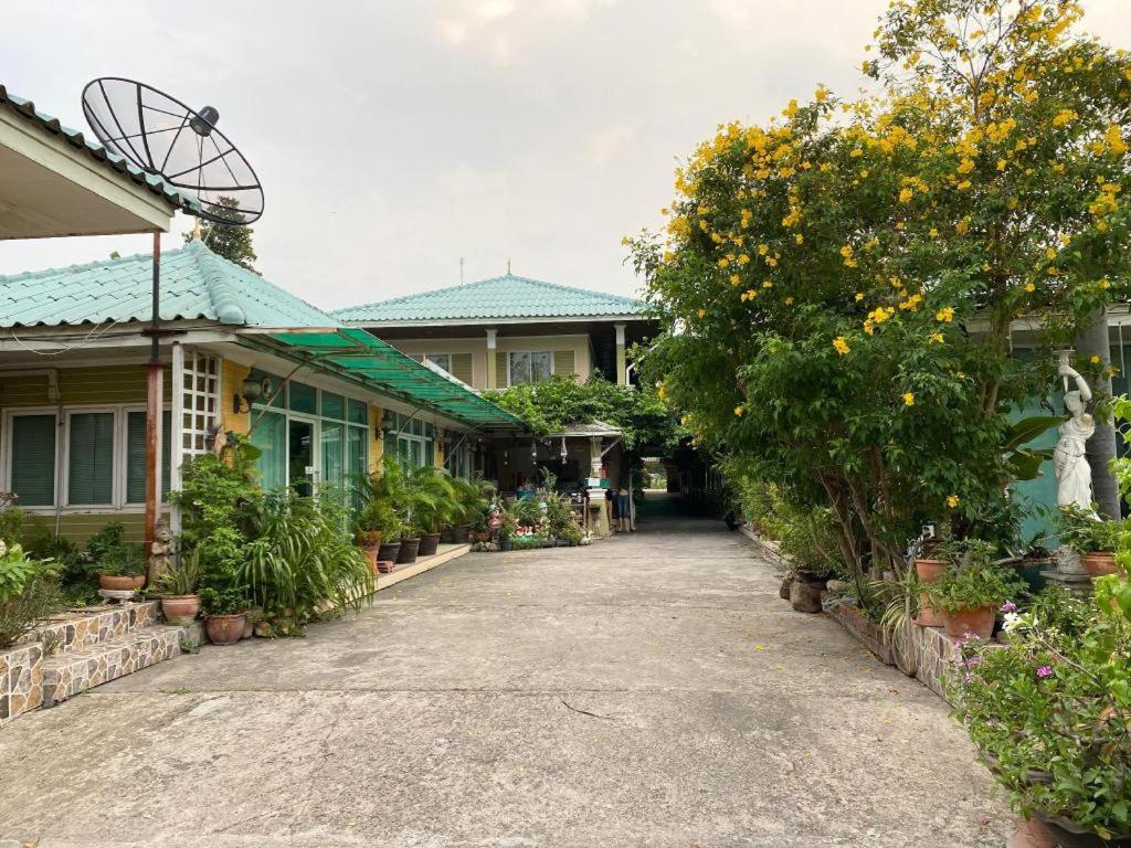 Κήπος έξω από το Kacha Resort