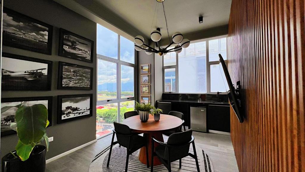 a dining room with a table and chairs at Narama 3 - Apartamento cerca del aeropuerto - Zona 13 de la Ciudad de Guatemala in Guatemala