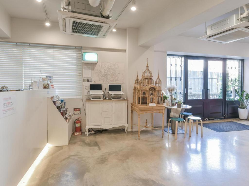 um quarto amplo com uma cozinha com mesa e cadeiras em Wons Ville Myeongdong Hotel em Seul