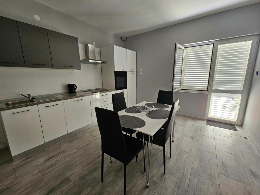 Kuchyňa alebo kuchynka v ubytovaní Apartments Dalmatia Blue