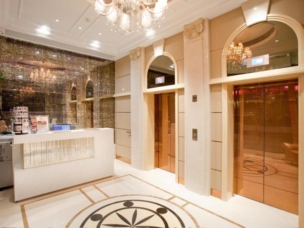 香港にあるHarbour Bay Hotelの豪華なロビー(シャンデリア、カウンター付)