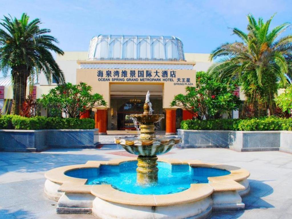 Bazén v ubytování Ocean Spring Metropark Hotel Zhuhai nebo v jeho okolí