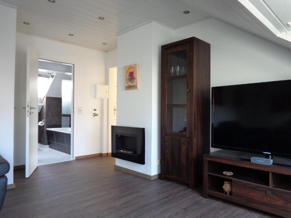 雷斯Exclusive Apartment - Rees的客厅配有大屏幕平面电视