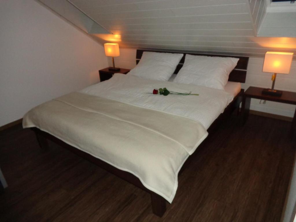 ein großes weißes Bett mit Blumen darüber in der Unterkunft Exclusive Apartment - Rees in Rees