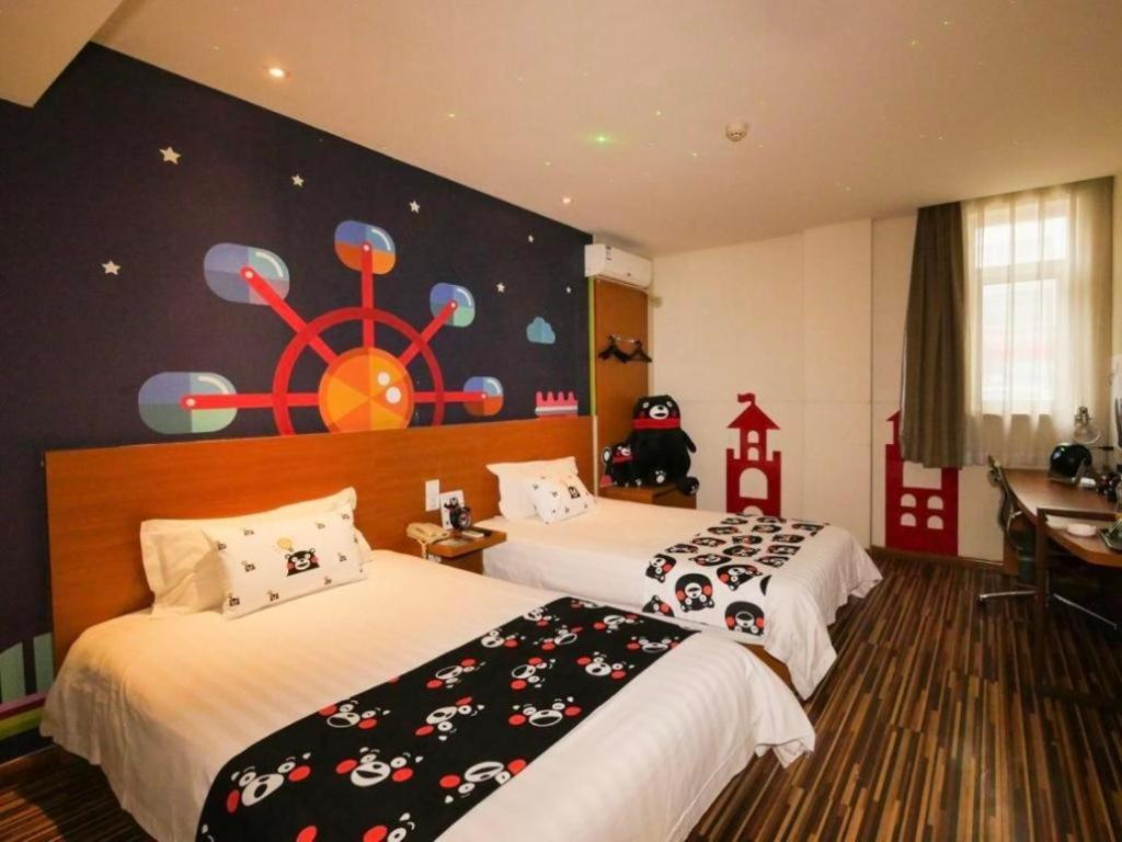 Postel nebo postele na pokoji v ubytování Jinjiang Inn Style Shenyang The Palace Huaiyuan Gate