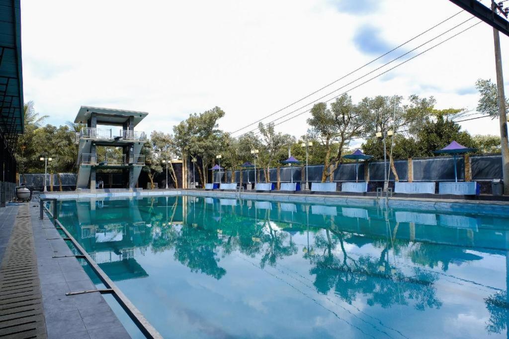 an empty swimming pool at a resort at Capital O 887 Green Hill Hotel And Convention Center in Jember