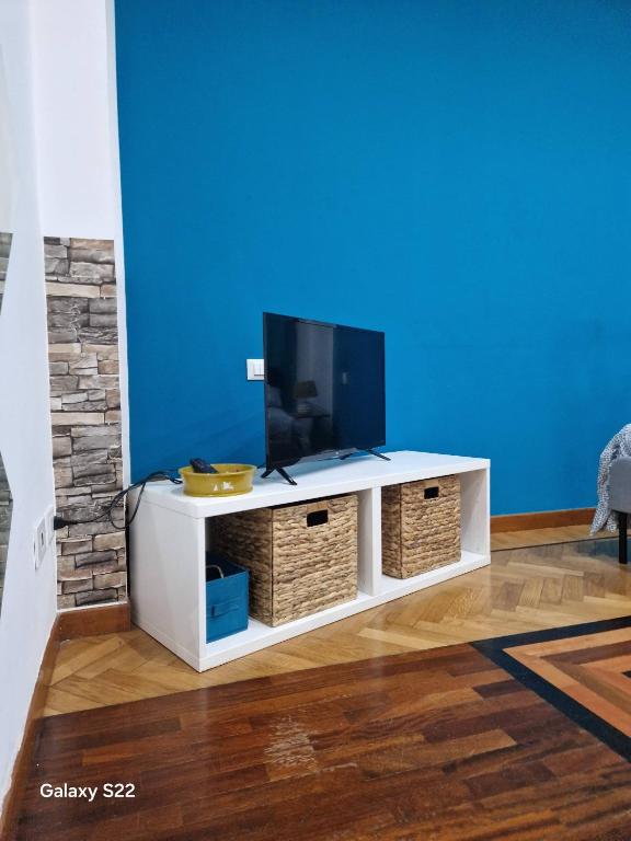 Televízia a/alebo spoločenská miestnosť v ubytovaní Il filo di Iago