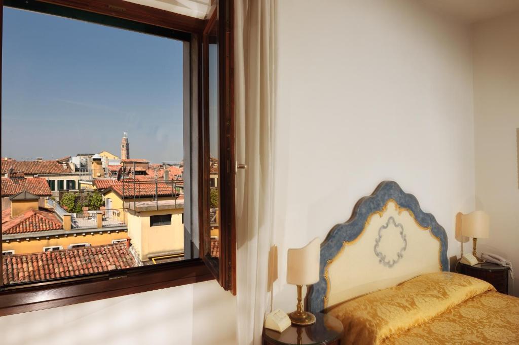 Postel nebo postele na pokoji v ubytování San Marco Palace