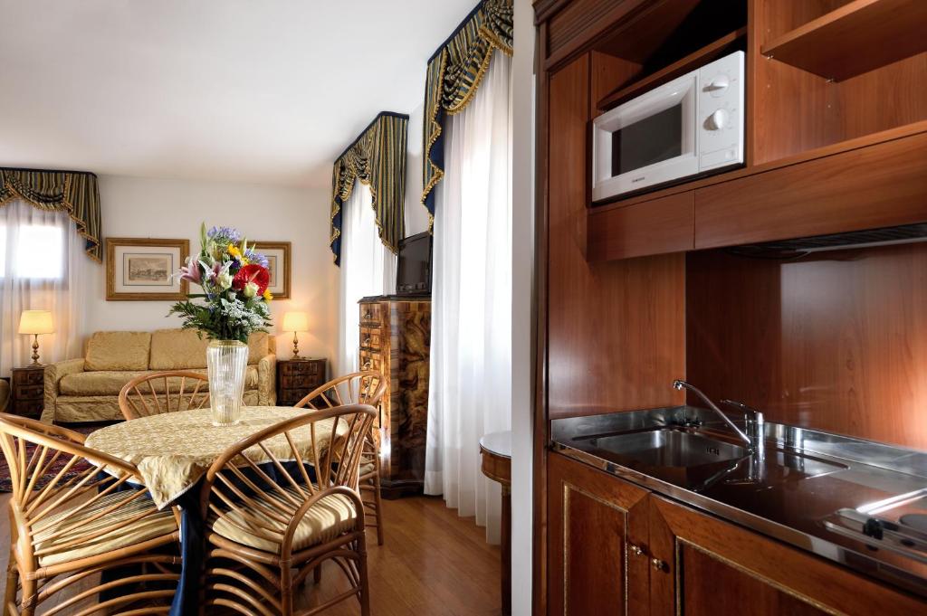 Kuchyň nebo kuchyňský kout v ubytování San Marco Palace