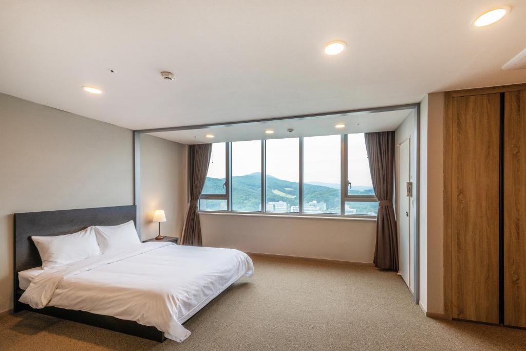 Postel nebo postele na pokoji v ubytování The Triny Urban Suites