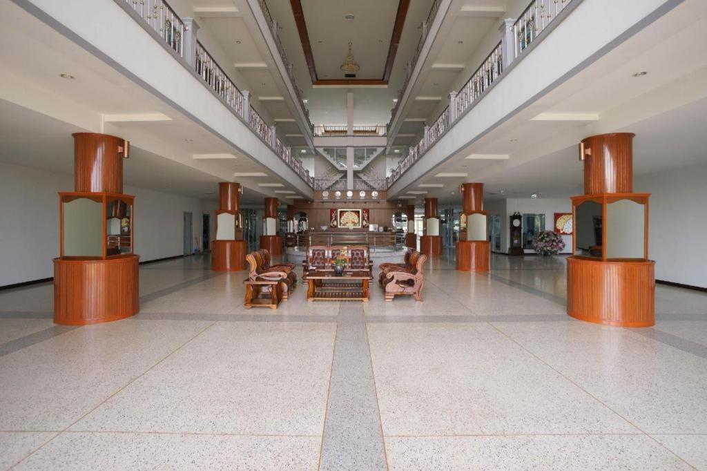 a large hallway with furniture in a building at OYO 75394 Sakthong Grand Hotel in Ban Mai Thung Mot