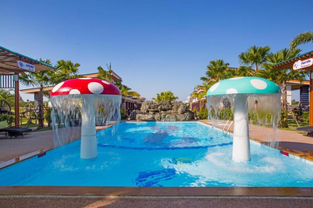 une piscine dans un complexe hôtelier avec deux fontaines à eau dans l'établissement Infinity seesun resort, à Ban Ta Riam