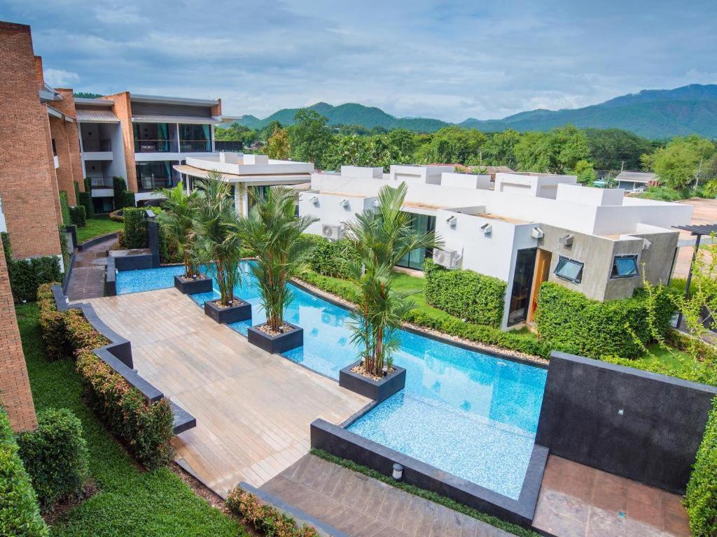 Piscina de la sau aproape de B2 Mae Hong Son Premier Hotel