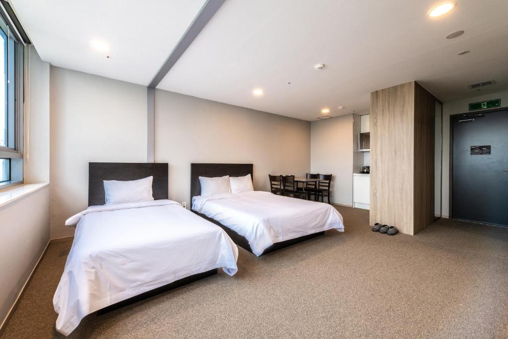 Postel nebo postele na pokoji v ubytování The Triny Urban Suites