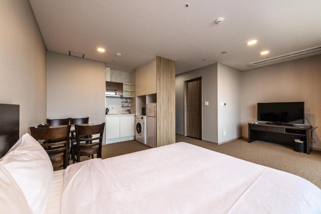 Kuchyň nebo kuchyňský kout v ubytování The Triny Urban Suites
